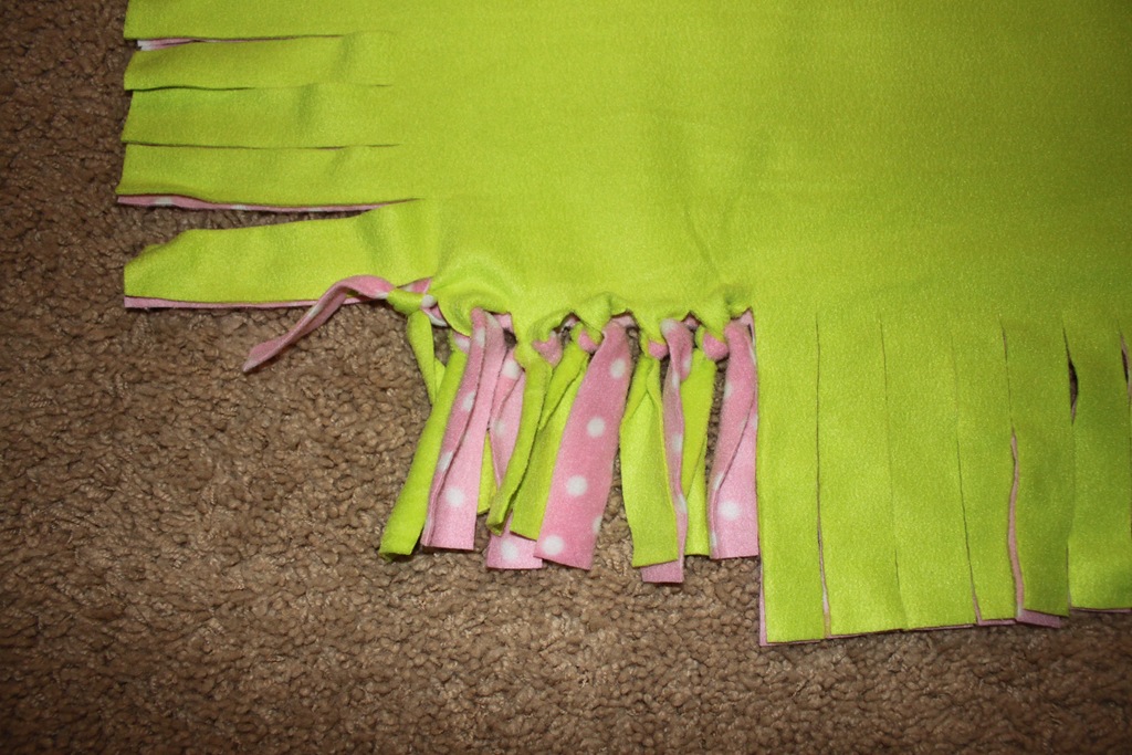 How to Make a Tie Blanket from Fleece 